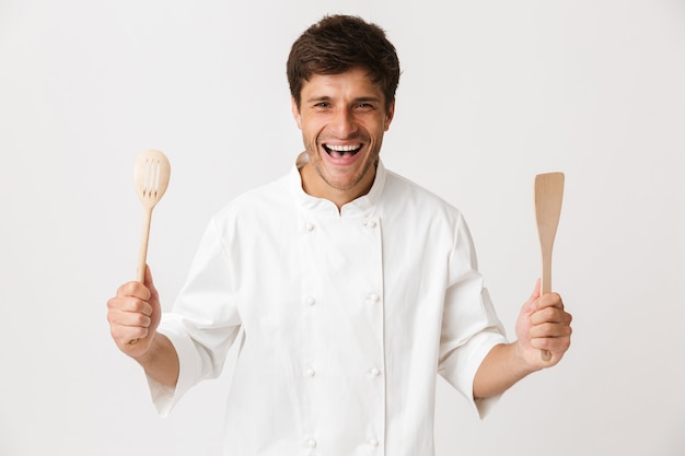 Zadowolony kucharz z widelcem